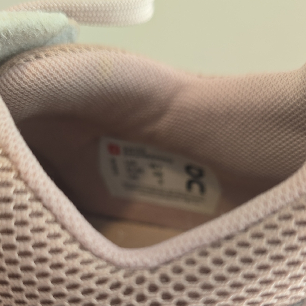 On Running ON The Roger Clubhouse trainers in pink and white - Picture 8 of 8